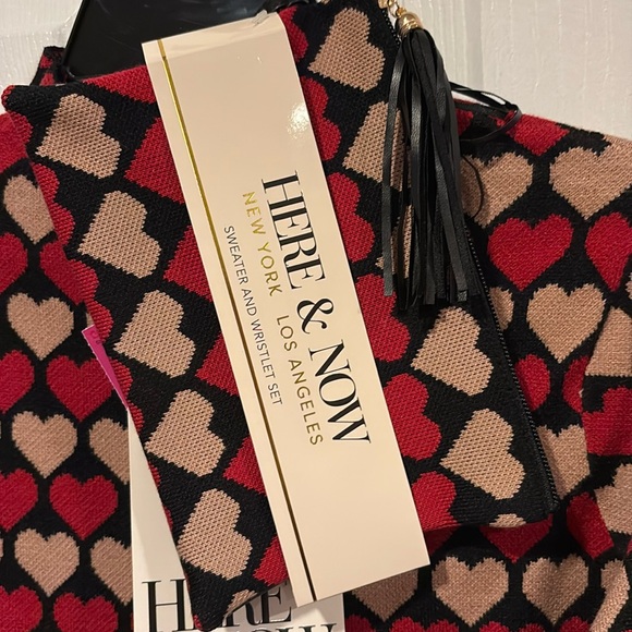 BNWT HERE & NOW Red Beige Valentine's Day Hearts Sweater and Wristlet Set Size S - Picture 3 of 5